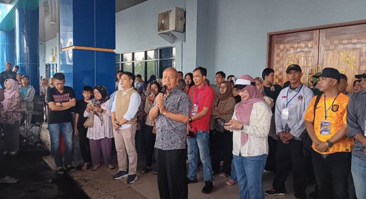 Asisten III Bidang Administrasi Umum Setda Kota Lubuk Linggau, Herdawan, mewakili Wali Kota H Rachmat Hidayat, pada Minggu (6/7/2025) di Taman Olahraga Megang (TOM) sedang melepas 74 peserta Purna Paskibraka untuk mengikuti pelatihan Bela Negara di Kementerian Pertahanan Republik Indonesia (Kemenhan RI).